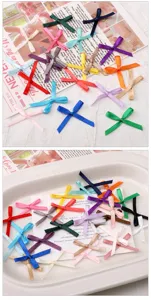 Primo piano di mini fiocchi in nastro colorato, ideali per accessori per capelli fai da te.