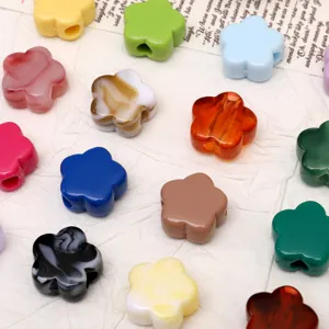Coloridas cuentas de acrílico en forma de flor de cinco pétalos para collares y pulseras DIY.