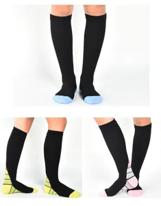 Vue détaillée de chaussettes de compression dégradées avec talons colorés pour le sport.