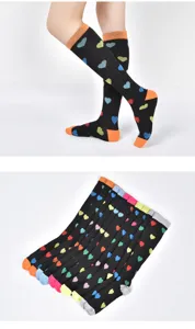 Chaussettes de compression tendance à motifs de cœurs, chaussettes mi-mollet noires.