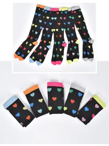 Chaussettes mi-hautes noires à motifs de cœurs colorés et revers contrastés élégants.