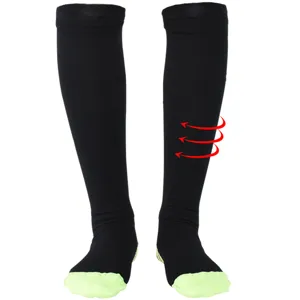 Chaussettes de compression noires avec pointes vert néon, idéales pour le sport et la course.