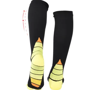 Chaussettes de compression sportives noires avec semelle jaune pour course et fitness