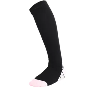 Chaussettes de compression sport noires avec pointe rose, idéales pour la course et le fitness.