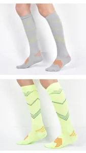 Detailansicht von sportlichen Herren Kompressionsstrümpfen mit gestreiftem Chevron-Muster.