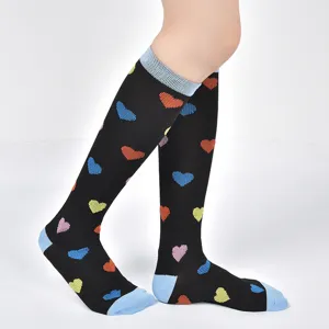 Chaussettes de compression noires avec cœurs colorés et talons bleus pour le sport.
