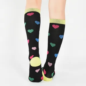 Chaussettes hautes noires avec motifs de cœurs colorés, chaussettes de sport tendance.