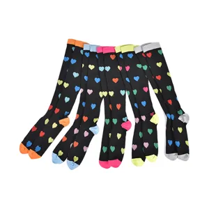 Chaussettes hautes noires ornées de motifs de cœurs colorés avec talons et pointes contrastés.