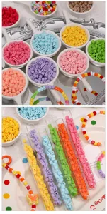 Vue détaillée de perles carrées de 5 mm, perles cubiques colorées pour bracelets et bijoux DIY.