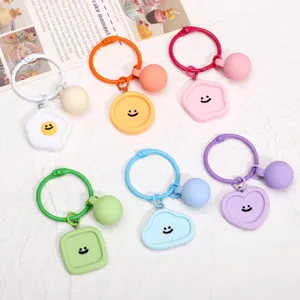 Mignons Pendentifs en Résine Couleur Bonbon Visage Souriant Fleurs Cœurs Géométriques Accessoires de Bijoux DIY Breloques Anneaux Métalliques Pour Porte-clés Accessoires de Sacs à Main