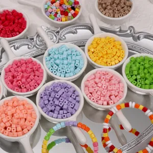 Perles Cubiques en Acrylique Couleur Unie Carré Trou Droit Perles en Vrac pour Bricolage Bracelet Porte-Clés Bijoux Accessoires