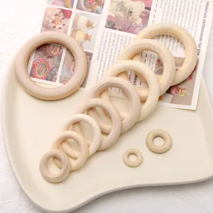 Anneaux en bois naturel non finis pour loisirs créatifs, fabrication de bijoux DIY et accessoires.