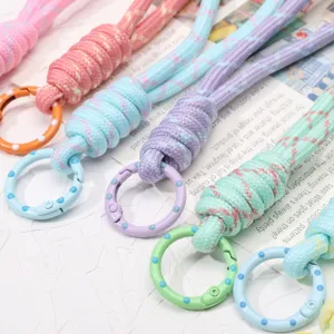 Kleurrijke geweven sleutelhangerkoorden met veerringen voor DIY tassenhangers en accessoires.
