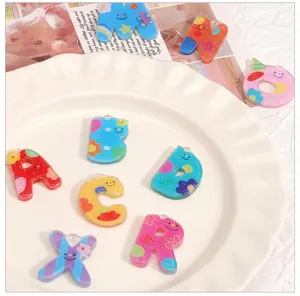 Kleurrijke acryl letter hangers details, leuke geprint DIY handgemaakte sieraden accessoires.