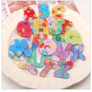 Close-up van kleurrijke acryl alfabet letter bedels, perfect voor DIY sieraden maken.