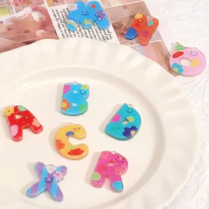 Kleurrijke acryl bedrukte letter hangers DIY handgemaakte sieraden bedels voor ketting armband.