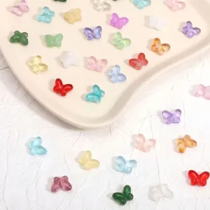 Kleurrijke glazen vlinderkralen voor doe-het-zelf handgemaakte sieraden en armbanden.