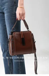 Detailansicht der braunen Schultertasche aus Ölwachs-Rindsleder mit feinen Nähten und Metalldetails.