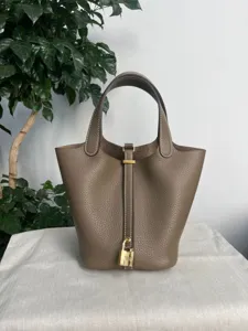 Sac a main sceau en cuir de vachette classique avec cadenas metal pour style quotidien