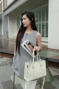 Genuine leather tote bag for women, casual vintage handbag with shoulder strap and top handles.