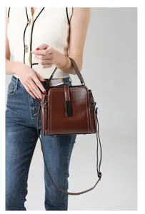 Elegante braune Leder Umhängetasche für Damen, Vintage Handtasche mit Griff für Alltag.