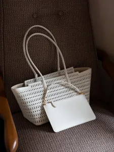 Grand sac cabas en cuir blanc perfore avec pochette assortie, sac a main elegant pour femme.