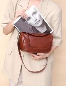 Bolso de hombro de cuero vintage para mujer, bolso de almohada retro con correa ajustable.