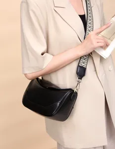 Bolso de hombro de cuero genuino negro con correa ancha estampada, elegante bolso retro de mujer.