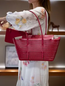 Sac cabas en cuir rouge perforé avec double sangle et pochette assortie style élégant chic