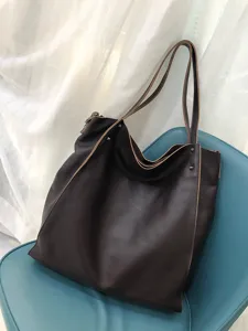 Vista dettagliata della borsa a spalla in vera pelle marrone scuro, morbida e grande capienza.