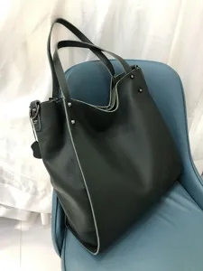 Borsa shopper in pelle verde scuro da donna, grande borsa a spalla con finiture e borchie chic.