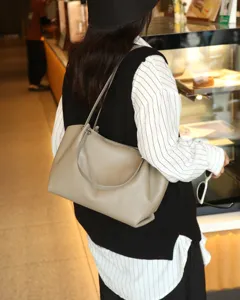 Genuine leather tote bag for women, large capacity casual shoulder bag with natural grain.