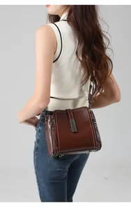 Detailansicht der braunen Echtleder Umhaengetasche im Retro Stil fuer Damen Bag.