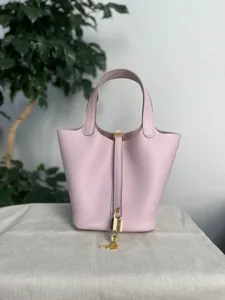 Sac seau en cuir rose pour femme, sac à main classique fait main avec cadenas doré.
