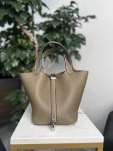 Vue détaillée du sac seau en cuir de qualité supérieure avec couture artisanale et serrure métallique.