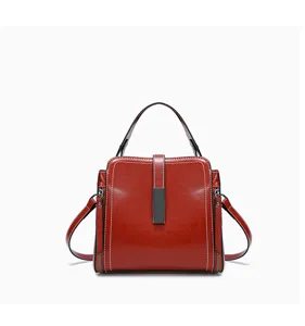Braune Leder Damentasche Detailansicht, Vintage Henkeltasche Umhängetasche mit Metallschnalle.