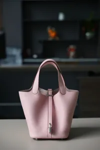Roze leren emmertas met handvatten en slotjessluiting, minimalistische handtas dagelijks.