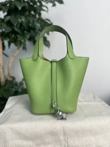 Sac seau en cuir vert pour femmes, sac à main en cuir de vachette avec serrure argentée.