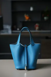 Blauwe emmertas van echt leer met zilveren metalen slot en dubbele handgrepen voor dames