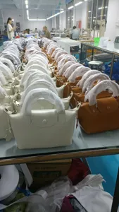 Fabrikant productielijn detail van echt lederen handtas in de werkplaats.