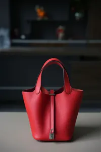 Rode lederen emmertas voor dames, klassieke minimalistische handtas met handvat en slotje.
