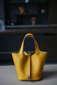 Leren emmertas van echt leer met slot detail, elegante gele handtas voor stijlvolle dames.