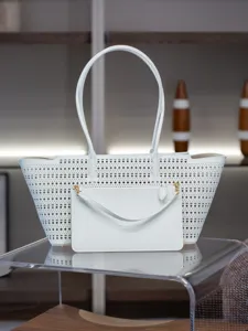 Grand sac cabas en cuir perforé blanc avec pochette assortie, élégant sac pour femmes.
