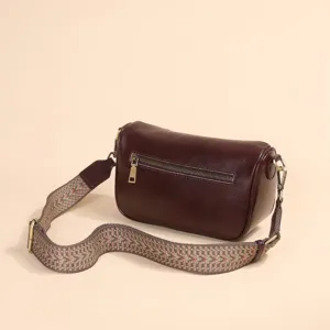 Bolso bandolera de piel auténtica vintage para mujer con correa ancha de patrón elegante.