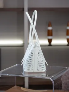 Élégant sac cabas en cuir blanc perforé avec double poignée d'épaule pour le quotidien.