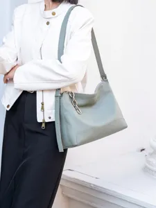 Elegante borsa a tracolla in pelle da donna con catena chic per autunno e uso quotidiano.