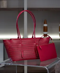 Sac cabas perforé en cuir rouge avec pochette amovible, sac à épaule de luxe de grande capacité.