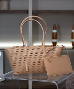 Grand sac cabas en cuir perforé de haute qualité avec pochette assortie design classique femme.