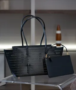 Grand sac cabas en cuir perforé noir avec pochette assortie, design élégant pour femmes.