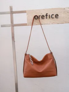 Borsa a tracolla classica in pelle marrone da donna, borsa hobo in morbida vera pelle.